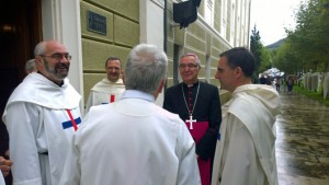 Obispo-con-religiosos-Trinitarios